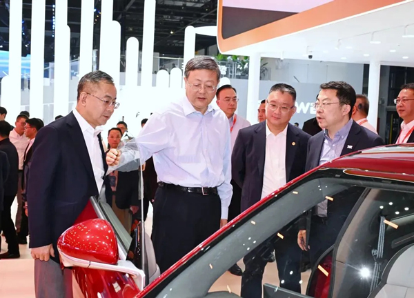 陳吉寧調研上海車展，察看首發新品最新技術